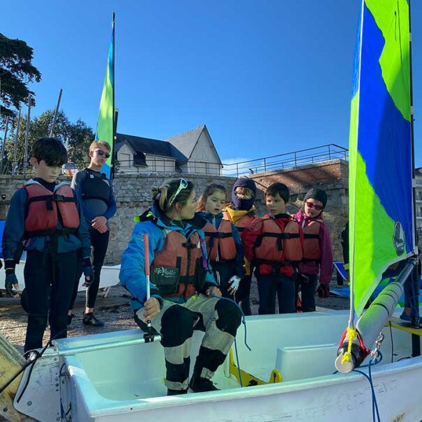 Stages encadrés d'initiation à la navigation en optimist pour les enfants de 7 à 9 ans organisés par le CNBPP