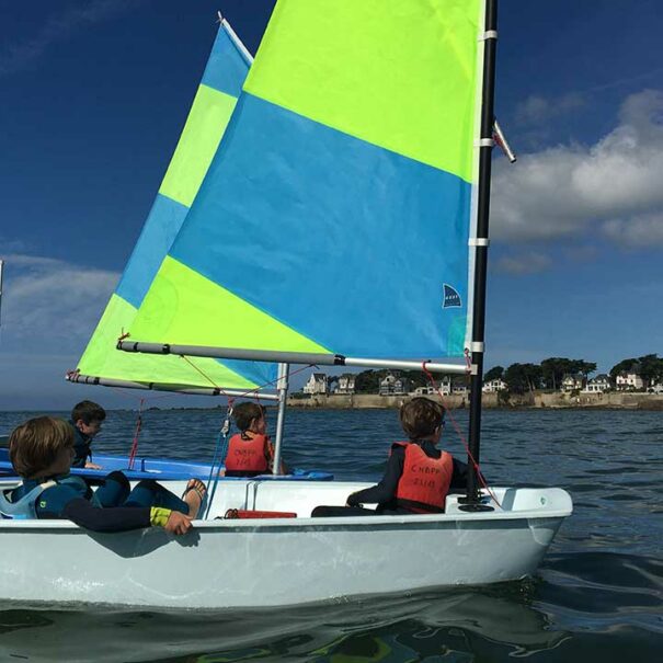 Stages encadrés d'initiation à la navigation en optimist pour les enfants de 7 à 9 ans organisés par le CNBPP