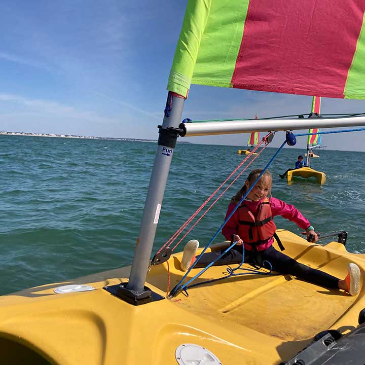 Stages encadrés d'initiation à la navigation en funboat pour les enfants de 7 à 9 ans organisés par le CNBPP