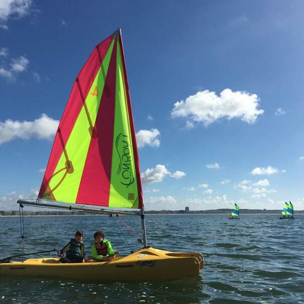 Stages encadrés d'initiation à la navigation en funboat pour les enfants de 7 à 9 ans organisés par le CNBPP